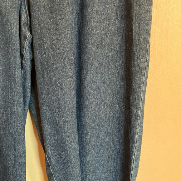 Beautiful tailored medium stonewashed jean capris by Allison Daley, size 14 - Picture 5 of 16